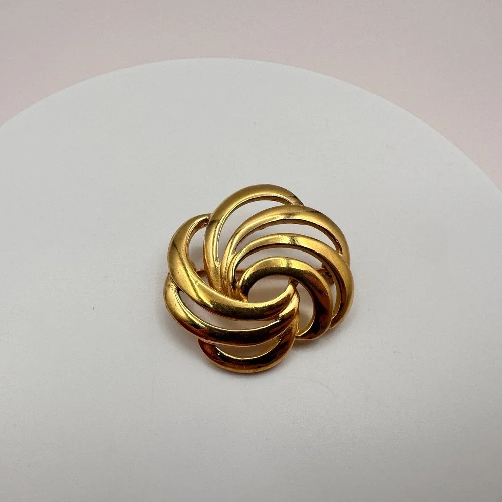 Vintage 80s Napier Gold Tone Abstract Swirl Motif Statement Brooch Pin Jewelry
